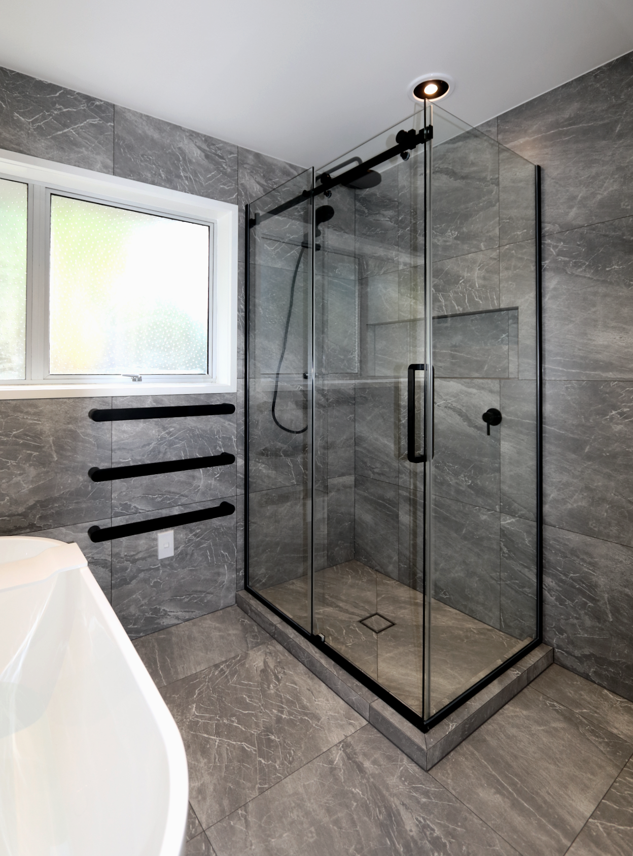 ELITE LUXURY 2 SIDED TILED CENTRE WASTE FRAMELESS SLIDING SHOWER KIT - 2 COLOURS