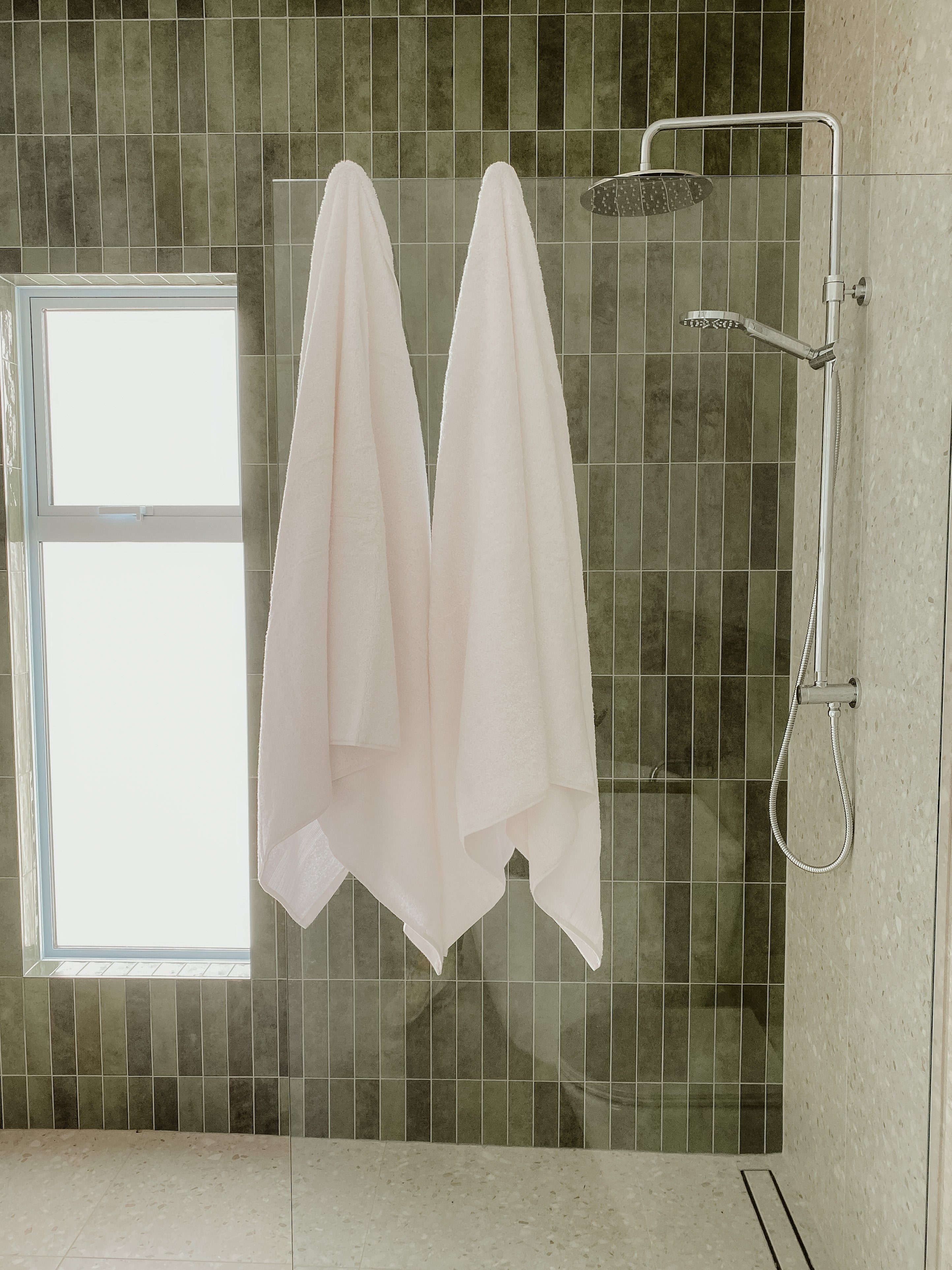 CODE VERSA SHOWER SCREEN HOOKS - 8 COLOURS