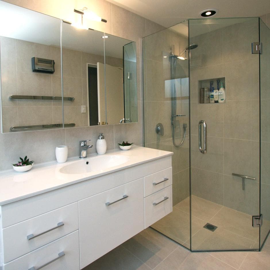 FRAMELESS GLASS SHOWER - QUAD (ANGLED FRONT)